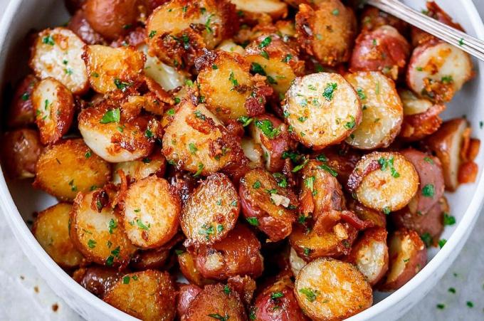 Pārsteidzoši garšīgi zelta garoza ar kartupeļiem krāsnī