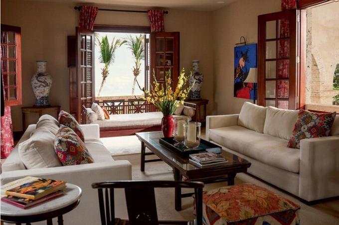 No dzīvojamās istabas interjers: antīkas vāzes, kas ievestas no Ķīnas, attēlu Dominikānas mākslinieks Herman Perez, stilīgs mēbeles no Spānijas. | Foto: Thiago Molinos (Tiago Molinos).