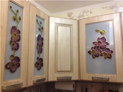 Virtuves vitrāžas atgādina tapetes modeli