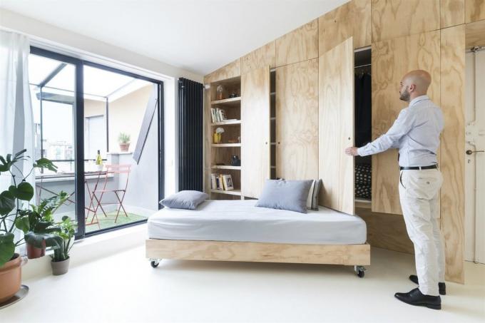 Odnushka 28 m² ar "burvju" pasūtījuma izgatavotas mēbeles