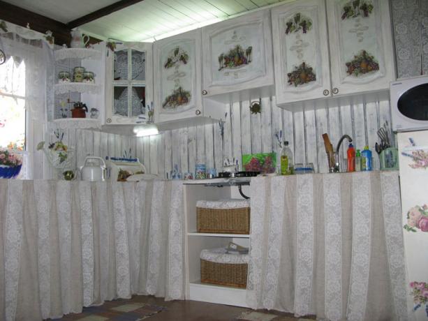 Atjaunotās Provansas stila virtuves fotoattēls